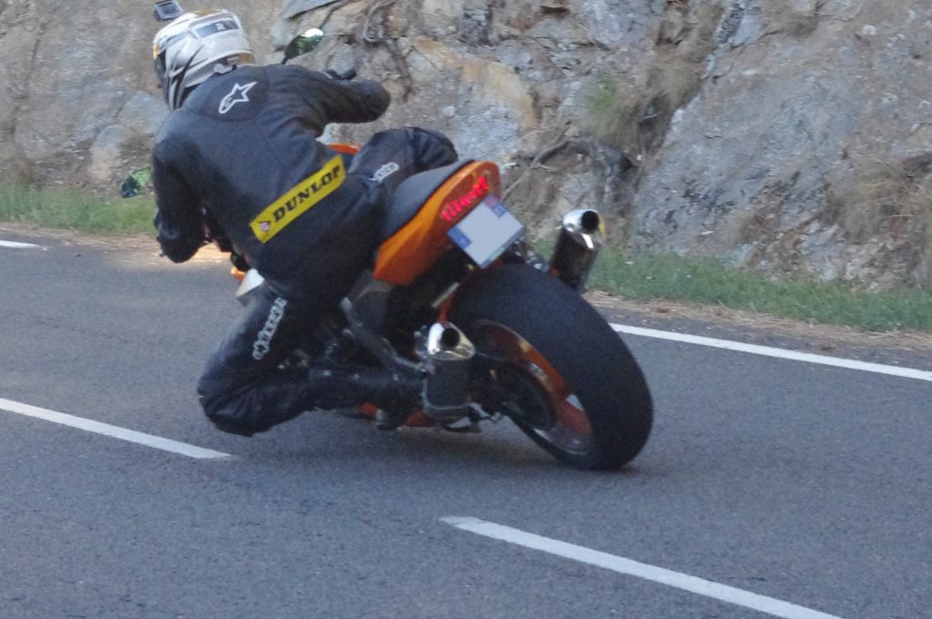 Un motard déanché en virage
