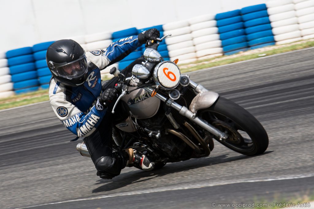 Rouler sur circuit avec une GSX 750 Inazuma