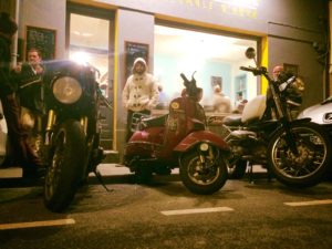 Pause clope à la ravigote devant un XJR 1300 un vespa et un r1100r modifie style r80 - rendez-vous Benzina