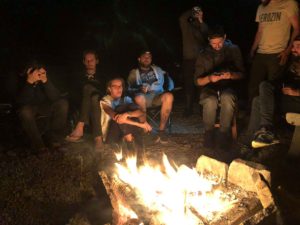 Le groupe réuni autour du feu