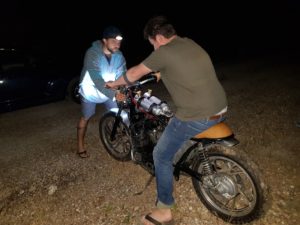 Un burn à 3h du matin avec une XJ600 préparé pour le dirt track