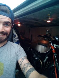 chargement du camion pour aller rouler sur circuit