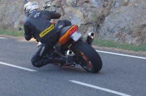 Un motard déanché en virage