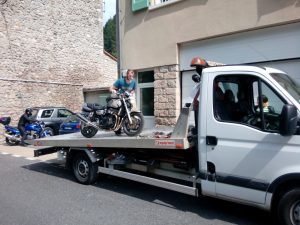 Chargement de la moto sur le camion