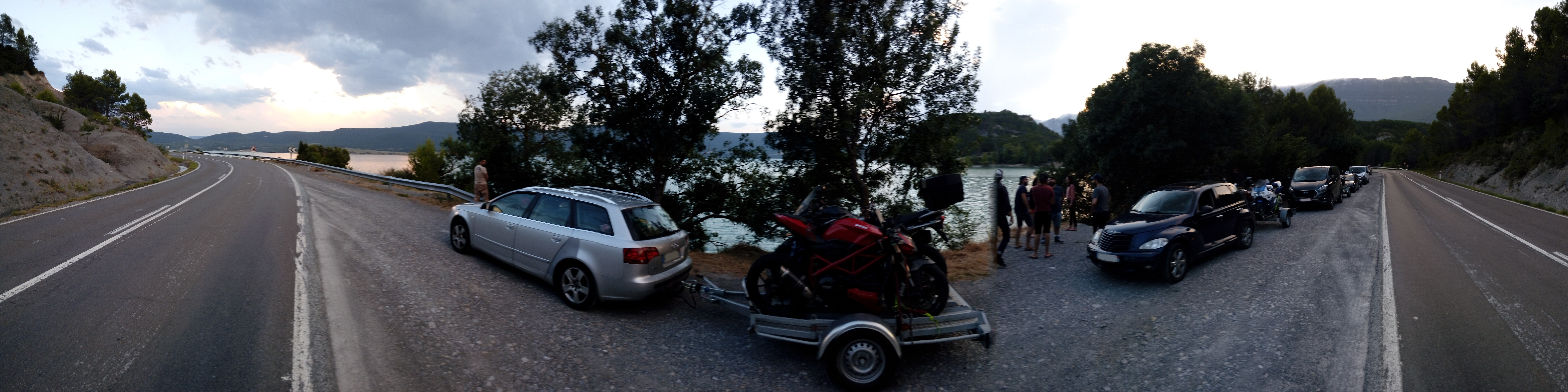 l-arrivée-du-convoi-au-lac-embalse-de-yesa