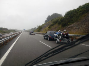 convoi de remorques chargées de moto en direction du la de Yesa