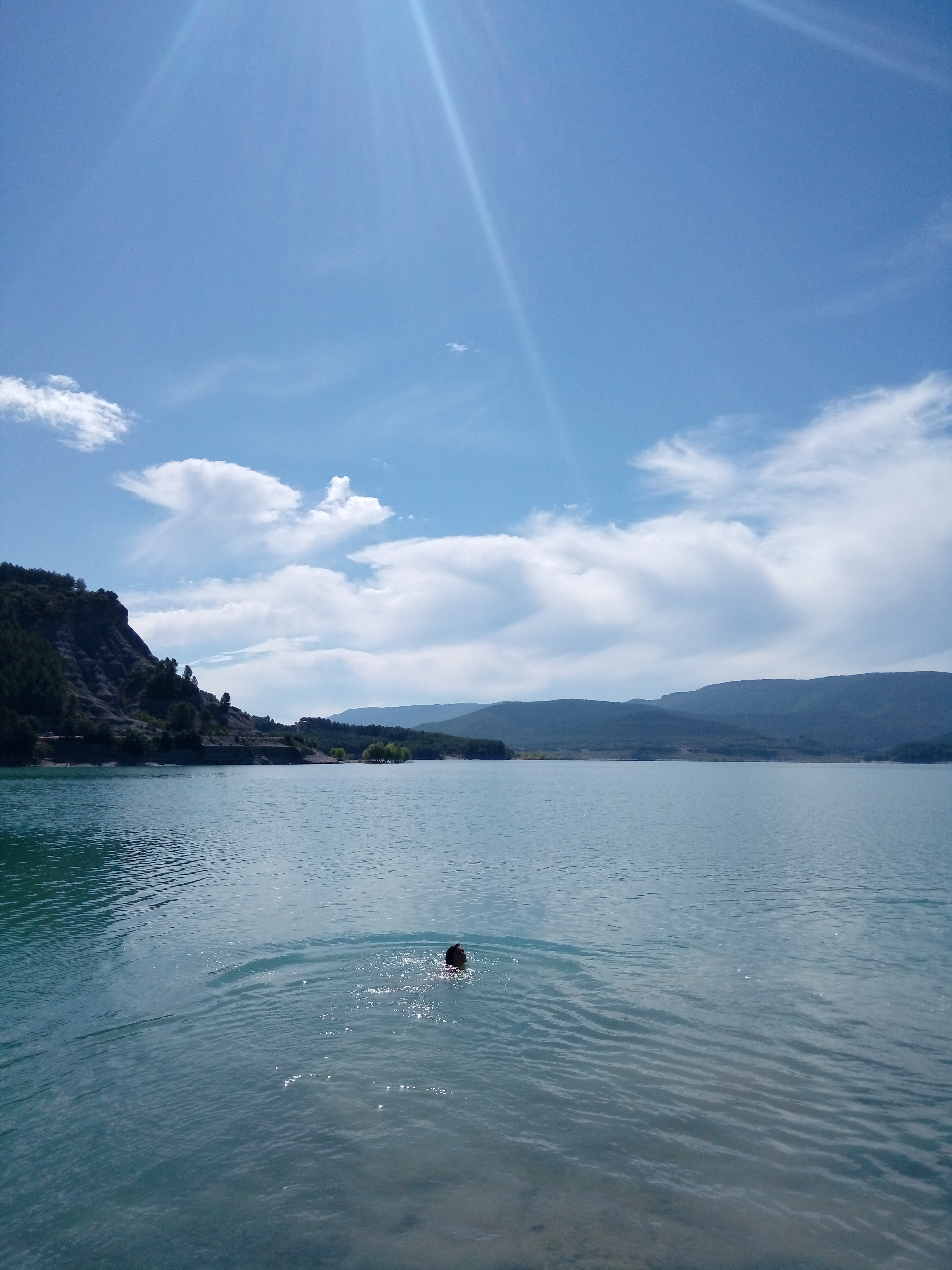 le-bain-matinal-embalse-de-yesa
