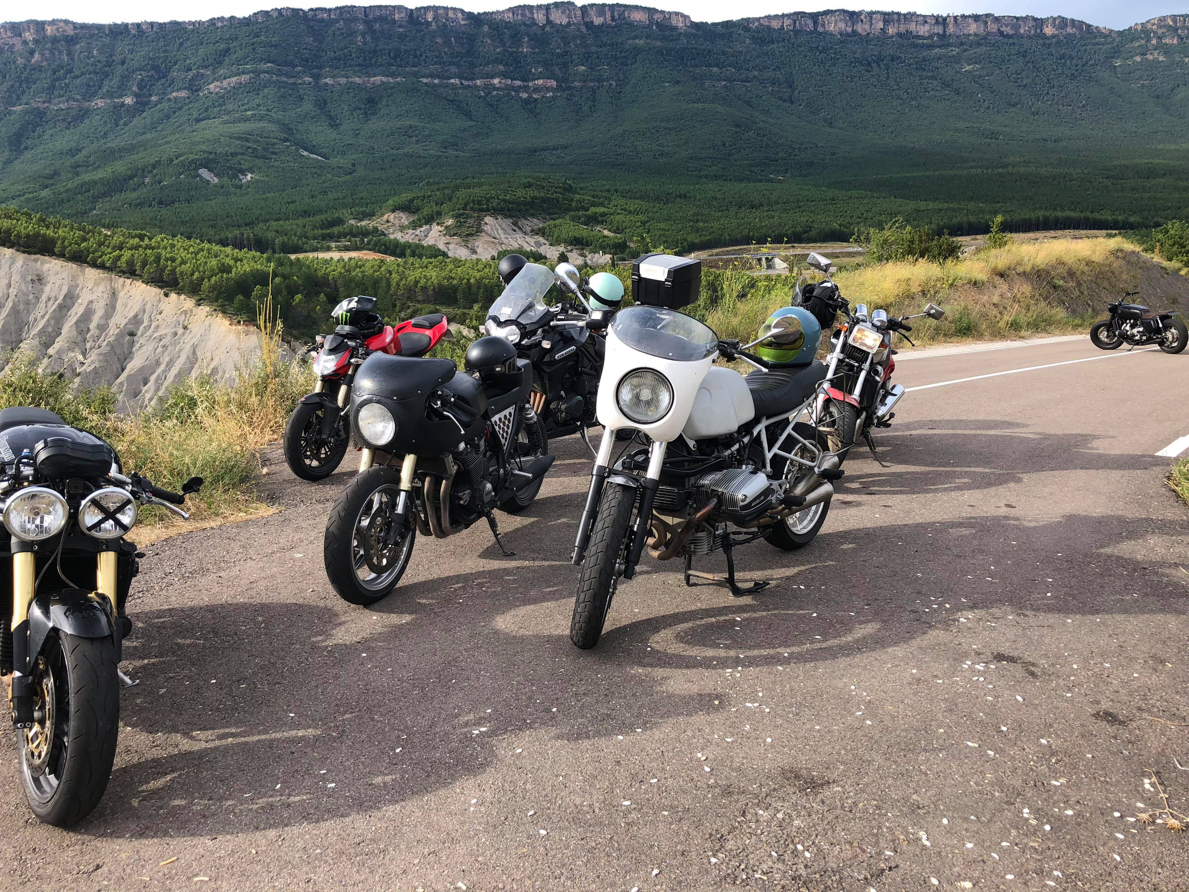 les-motos-au-bout-de-la-route-de-Tiermas